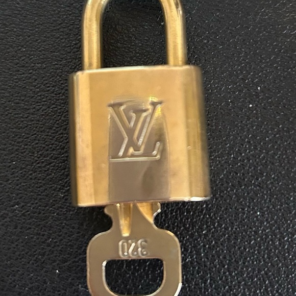 Louis Vuitton Lock & Key - choose your number - Picture 16 of 16